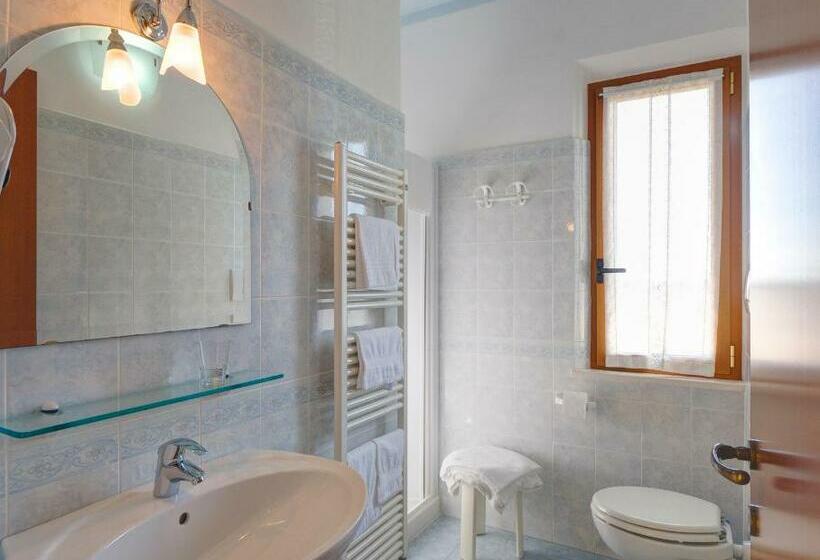 اتاق لوکس, Daniela Camere