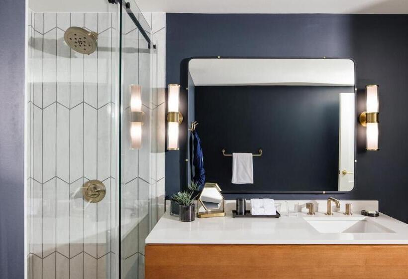 جناح سرير كينج, The National, Autograph Collection