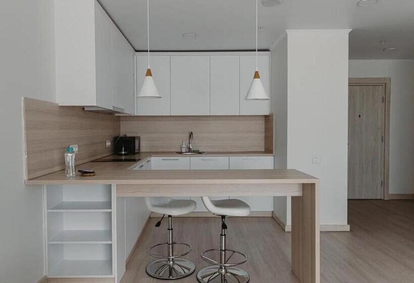 سوییت با چشمانداز باغ, Ye S астана