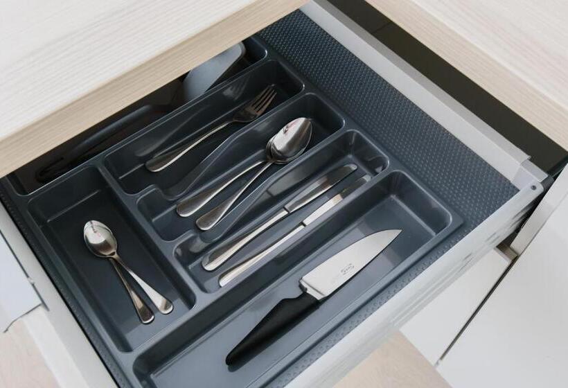 سوییت با چشمانداز باغ, Ye S астана