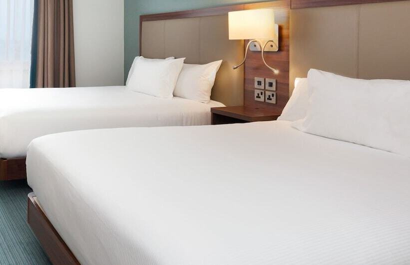 带2个双人床的标准工作室, Hilton Garden Inn London Heathrow Airport