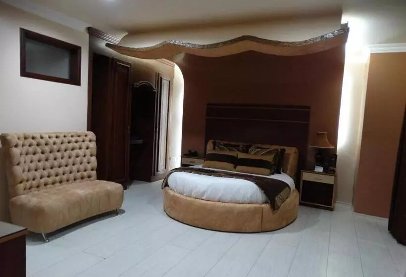سوییت اجرایی, Mary Carmen