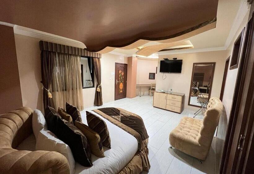 エクゼクティブスイート, Mary Carmen