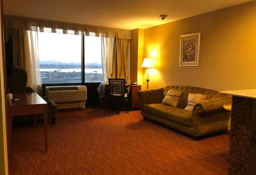 سوییت اجرایی, Ramada By Wyndham Flushing Queens