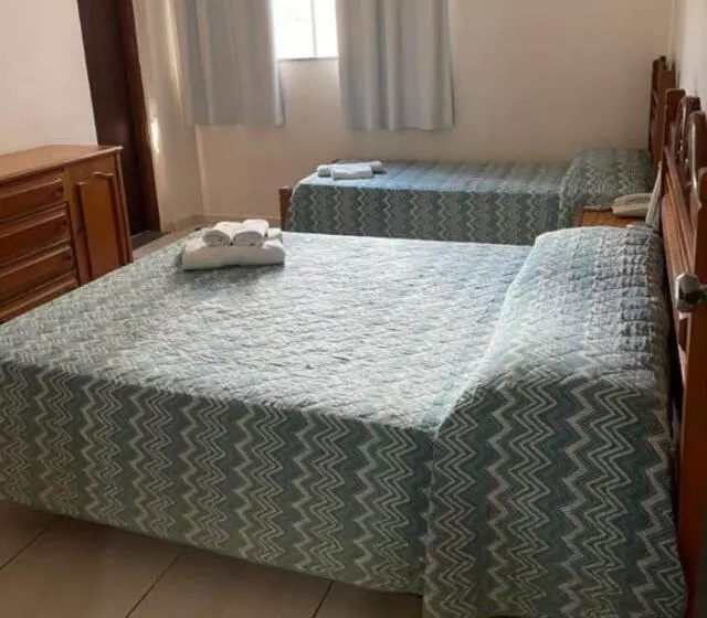 Economy Triple Room, Regência