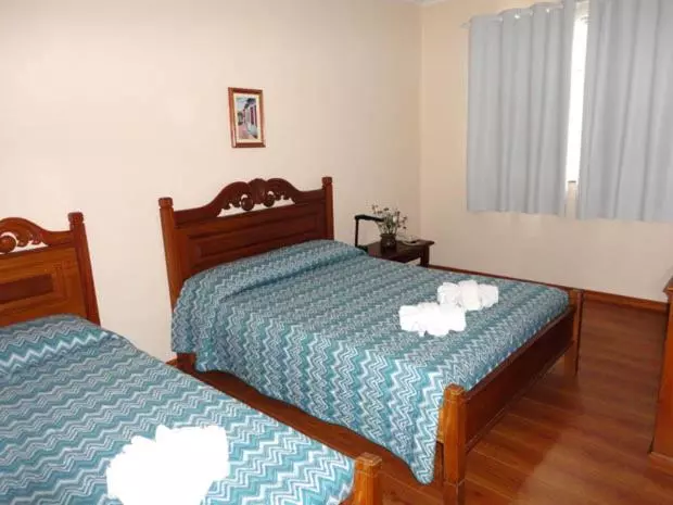Economy Triple Room, Regência