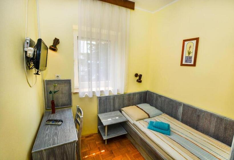 اتاق استاندارد یک نفره, Maestral Residence