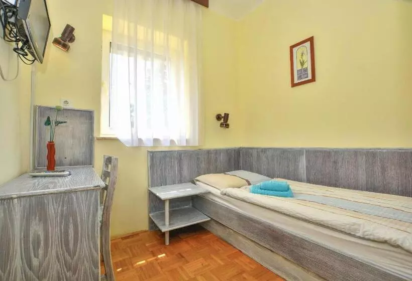 اتاق استاندارد یک نفره, Maestral Residence
