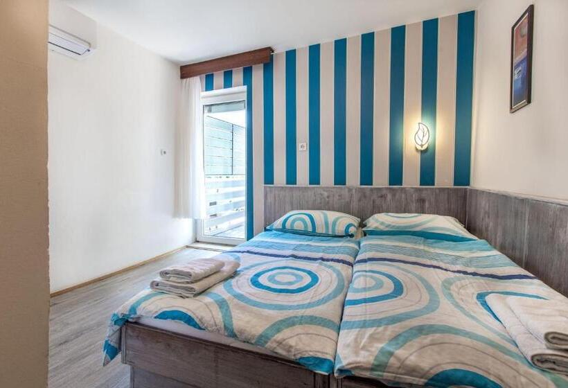 اتاق استاندارد با بالکن و چشمانداز دریا, Maestral Residence