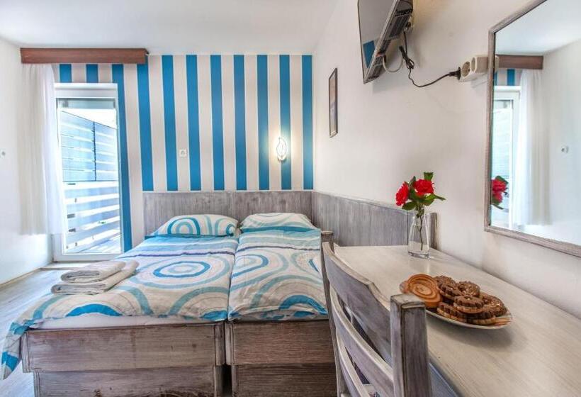 اتاق استاندارد با بالکن و چشمانداز دریا, Maestral Residence