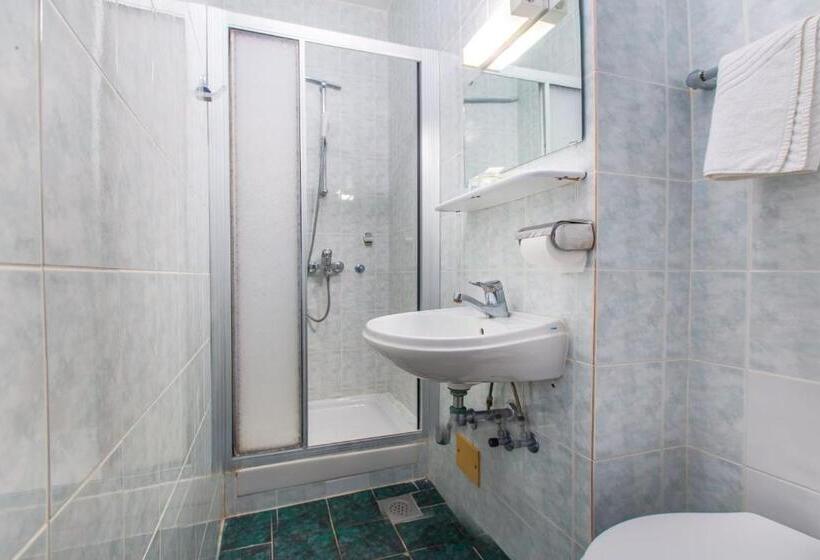 اتاق اکونومی, Maestral Residence