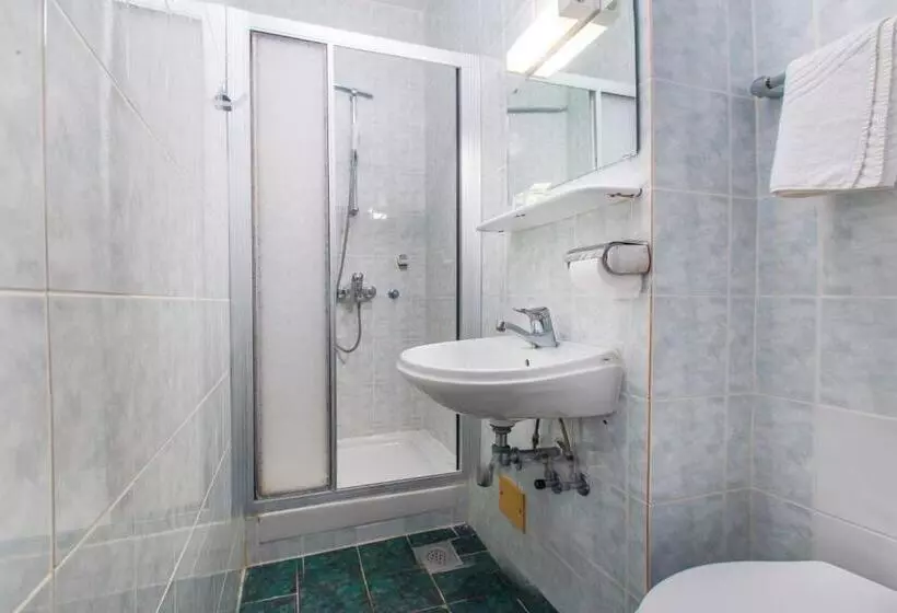 اتاق اکونومی, Maestral Residence
