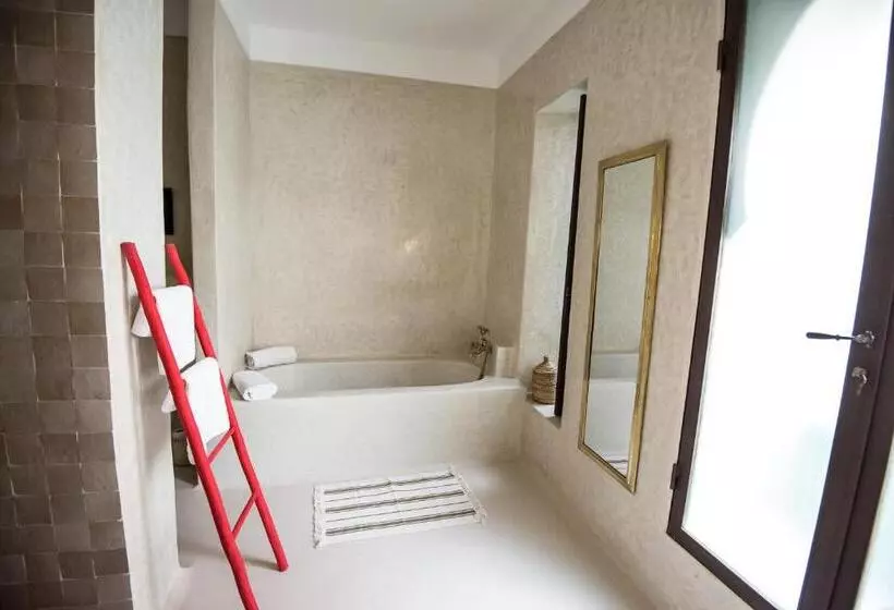 سوییت اجرایی, Riad Alia