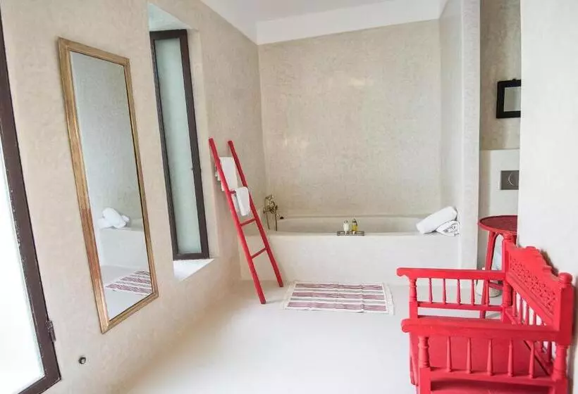 سوییت اجرایی, Riad Alia