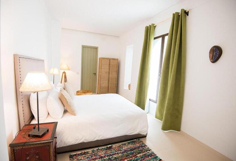 سوییت اجرایی, Riad Alia