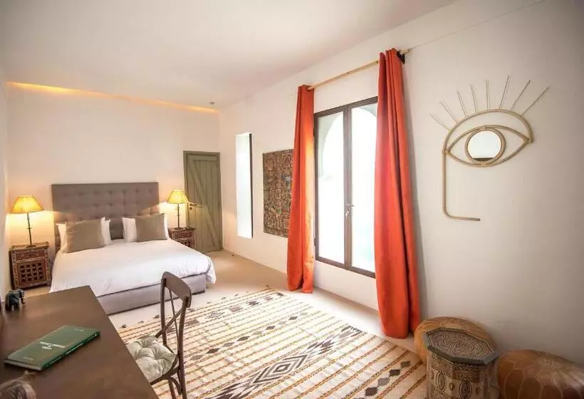 سوییت اجرایی, Riad Alia