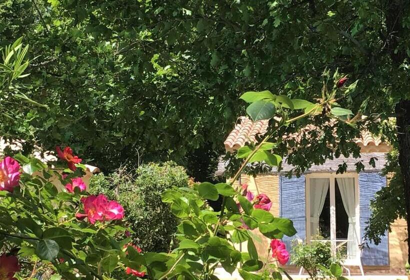 プールビュースタンダードルーム, Le Clos Des Cigales