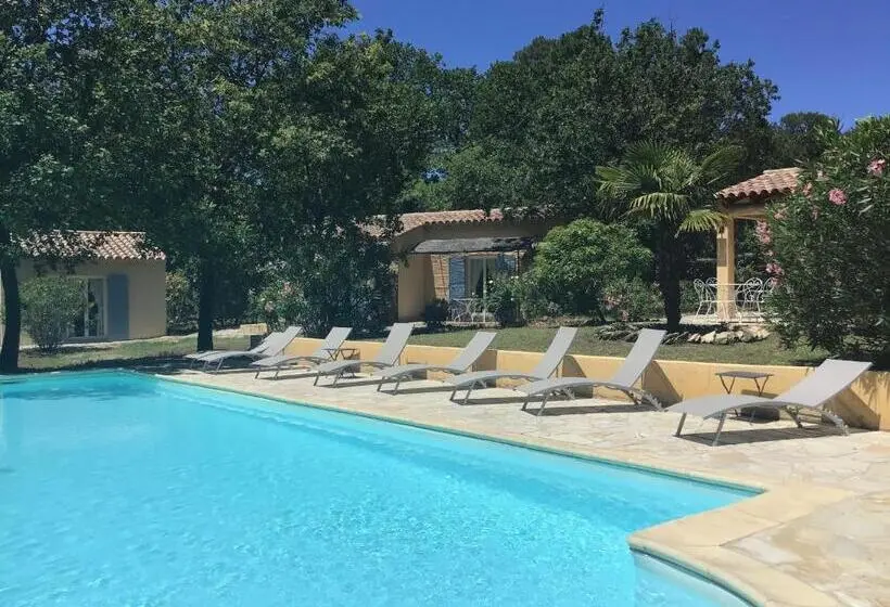 プールの見えるスーペリアルーム, Le Clos Des Cigales