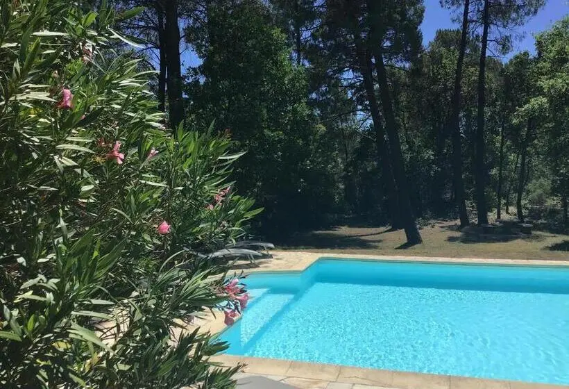 プールの見えるスーペリアルーム, Le Clos Des Cigales