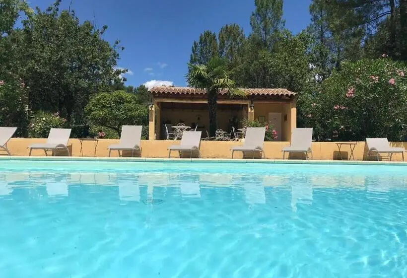 プールの見えるスーペリアルーム, Le Clos Des Cigales