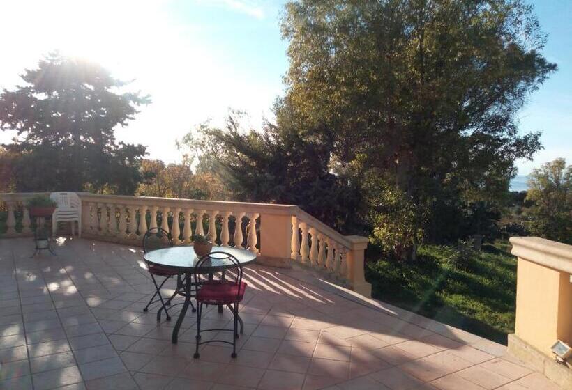 اتاق لوکس با چشم‌انداز دریا, Antica Tenuta