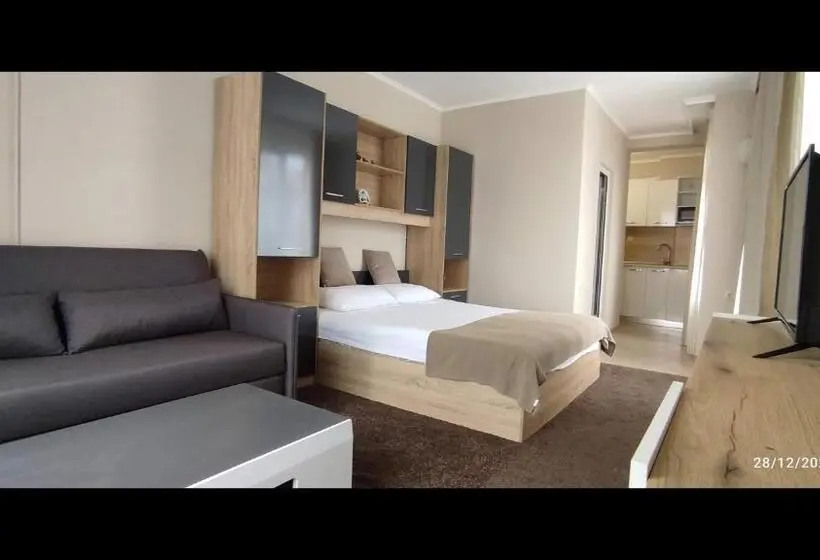 ファミリーステューディオ, Guest House Marina