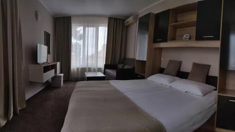 ファミリーステューディオ, Guest House Marina