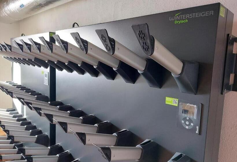 חדר סטנדרטי לארבעה עם חדר אמבטיה משותף, Cabane Bellatola