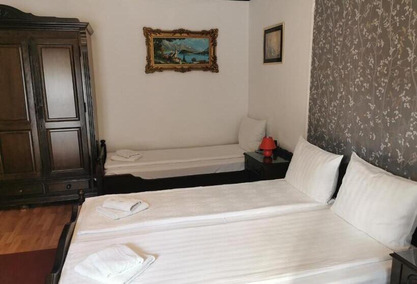 اتاق استاندارد سه تخته با بالکن, Casa Cu Cerdac