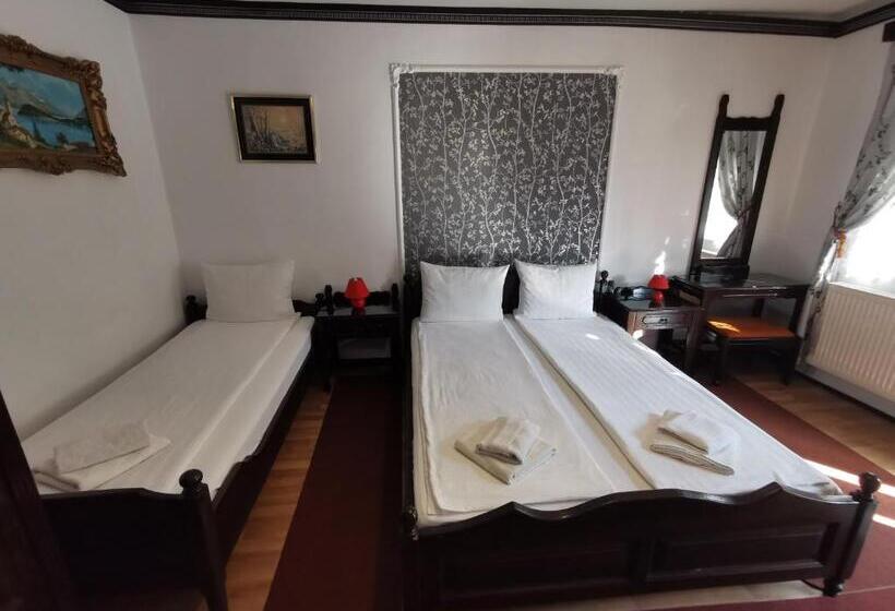 اتاق استاندارد سه تخته با بالکن, Casa Cu Cerdac