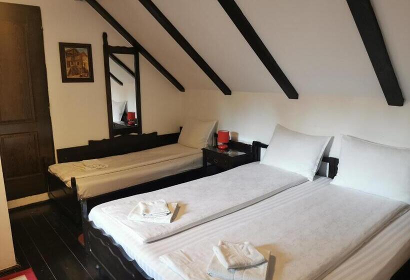 اتاق کلاسیک سه تخته, Casa Cu Cerdac