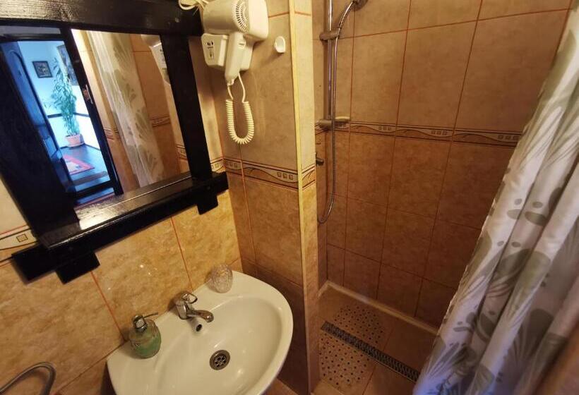 اتاق کلاسیک سه تخته, Casa Cu Cerdac