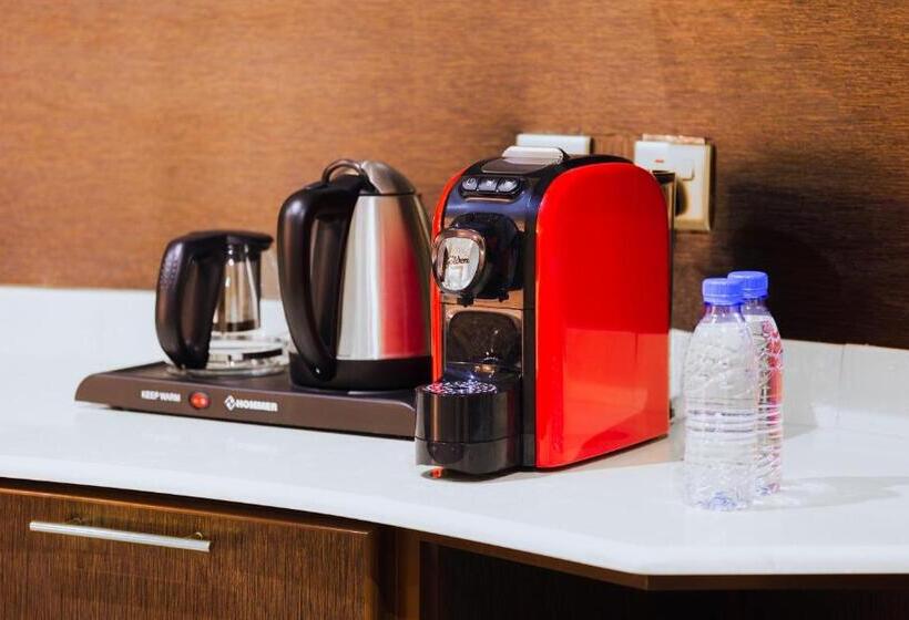 סוויטה משפחתית, Golden Ship