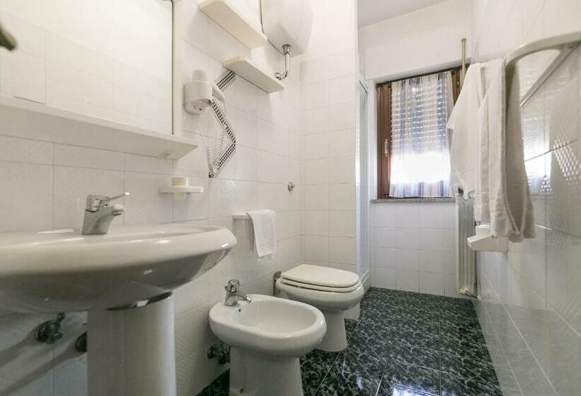 חדר סטנדרט לשלושה, Dafne