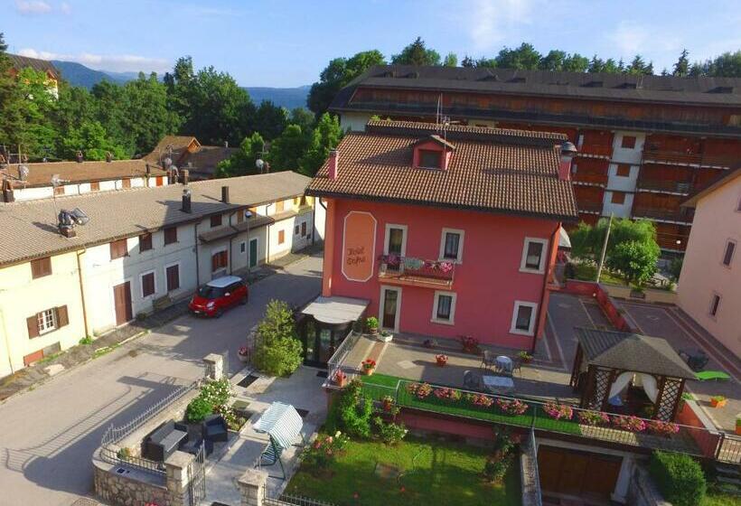 חדר סטנדרט לשלושה, Dafne