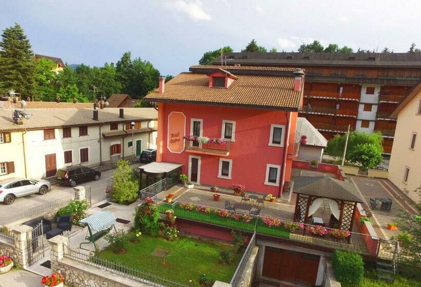 חדר סטנדרט לשלושה, Dafne