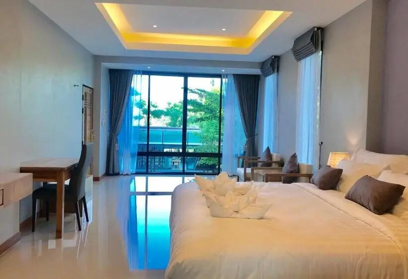 Sviitti Allasnäkymä, Look At Home Lamphun