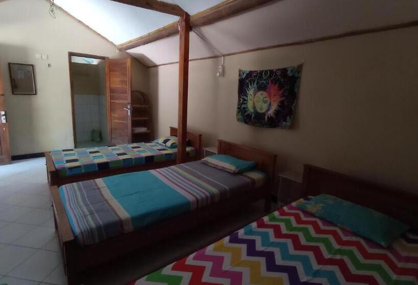 חדר סטנדרט לשלושה, Harry S Ocean House Watukarung Homestay