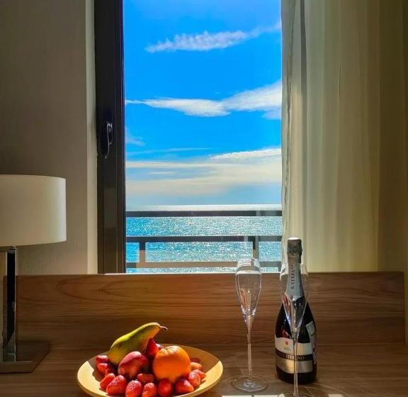 اتاق خانوادگی, A.v. Sokol Family