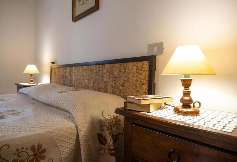 اتاق استاندارد سه تخته با چشمانداز باغ, Il Cantico Delle Cicale