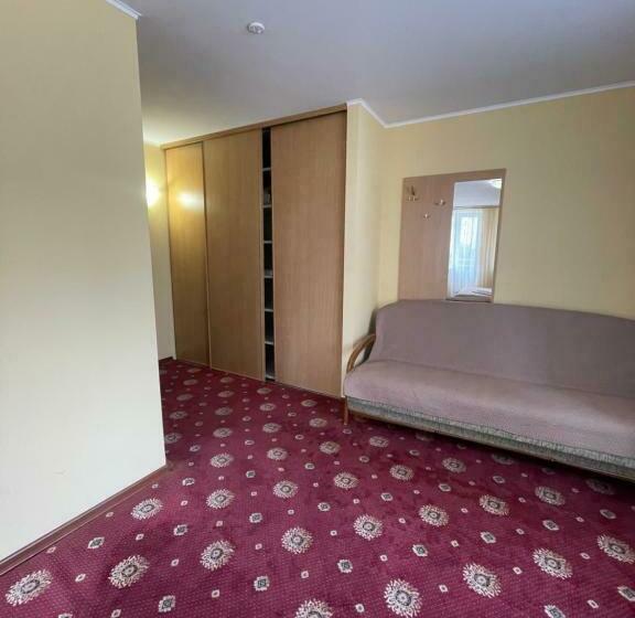 اتاق استاندارد سه نفره, готель ім олександра довженка ніка