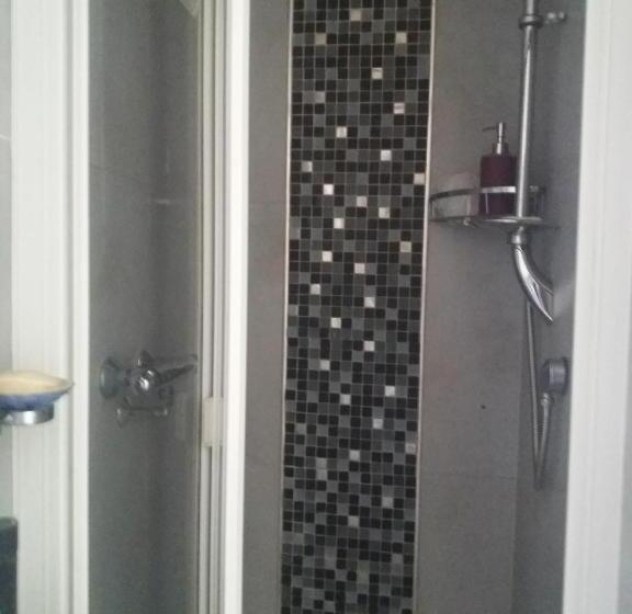 Ortak Banyolu Standart Oda, Kew Gardens National Archives Forest Road