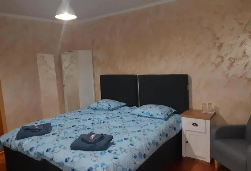 Deluxe-huone, къща томови,стаи за гости