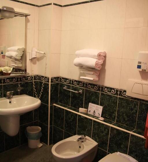 חדר סטנדרט לשלושה, Al Castello