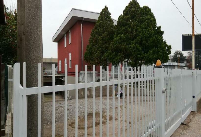 חדר סטנדרט לשלושה עם מרפסת, Cristel Malpensa Room