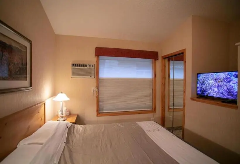 Talo 2 Makuuhuonetta, Banff National Park Wood Lodge