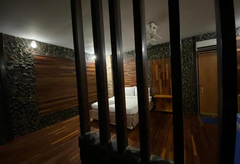 Студия Deluxe, โรงแรมภูน้ำฟ้า Phunumfha Hotel ชุมแพ