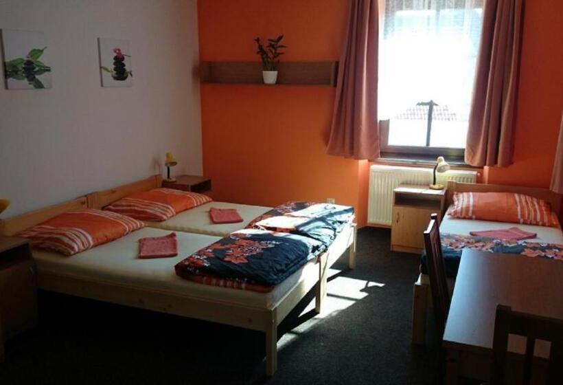 标准三人间共用浴室, Penzion A Restaurace U Pošů