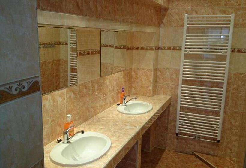 标准三人间共用浴室, Penzion A Restaurace U Pošů