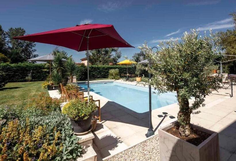 Люкс Кровать Кинг, La Perle Rouge A Panazol